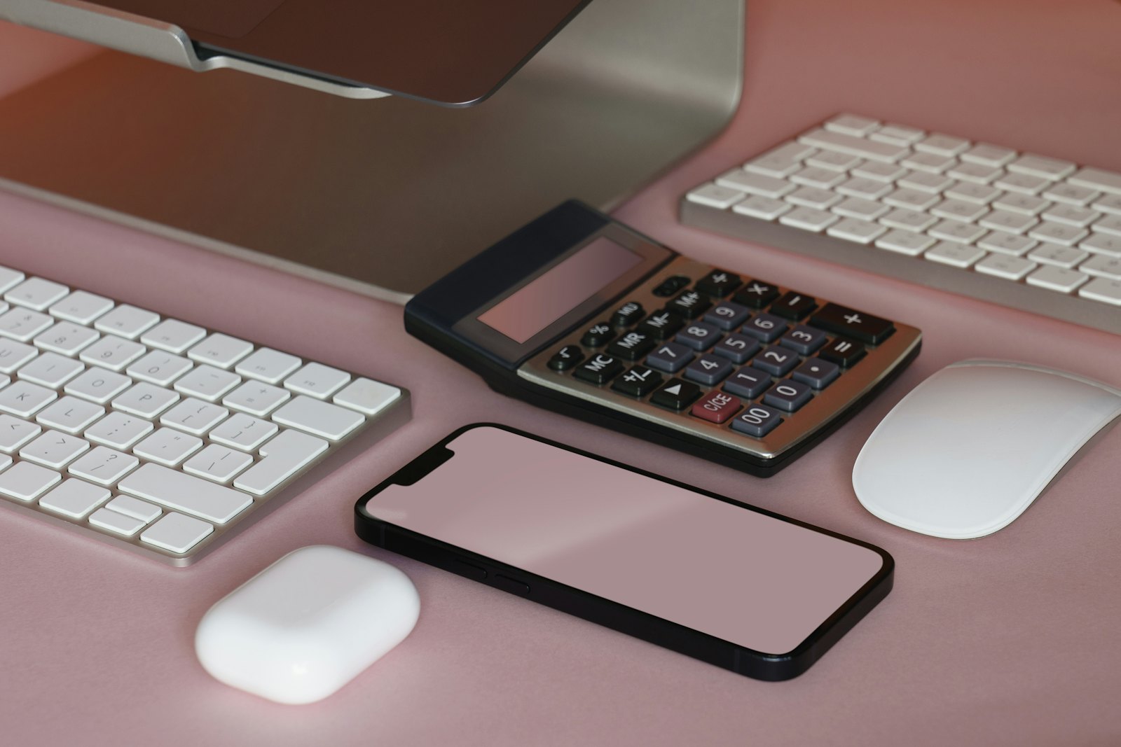Escritorio con teclado y móvil