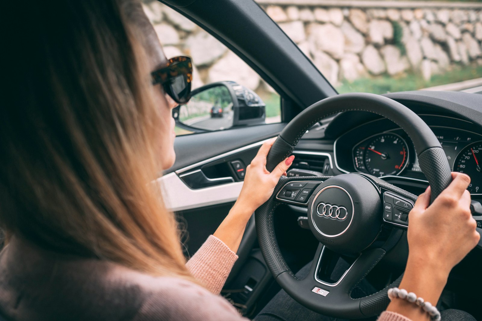 Mujer conduciendo