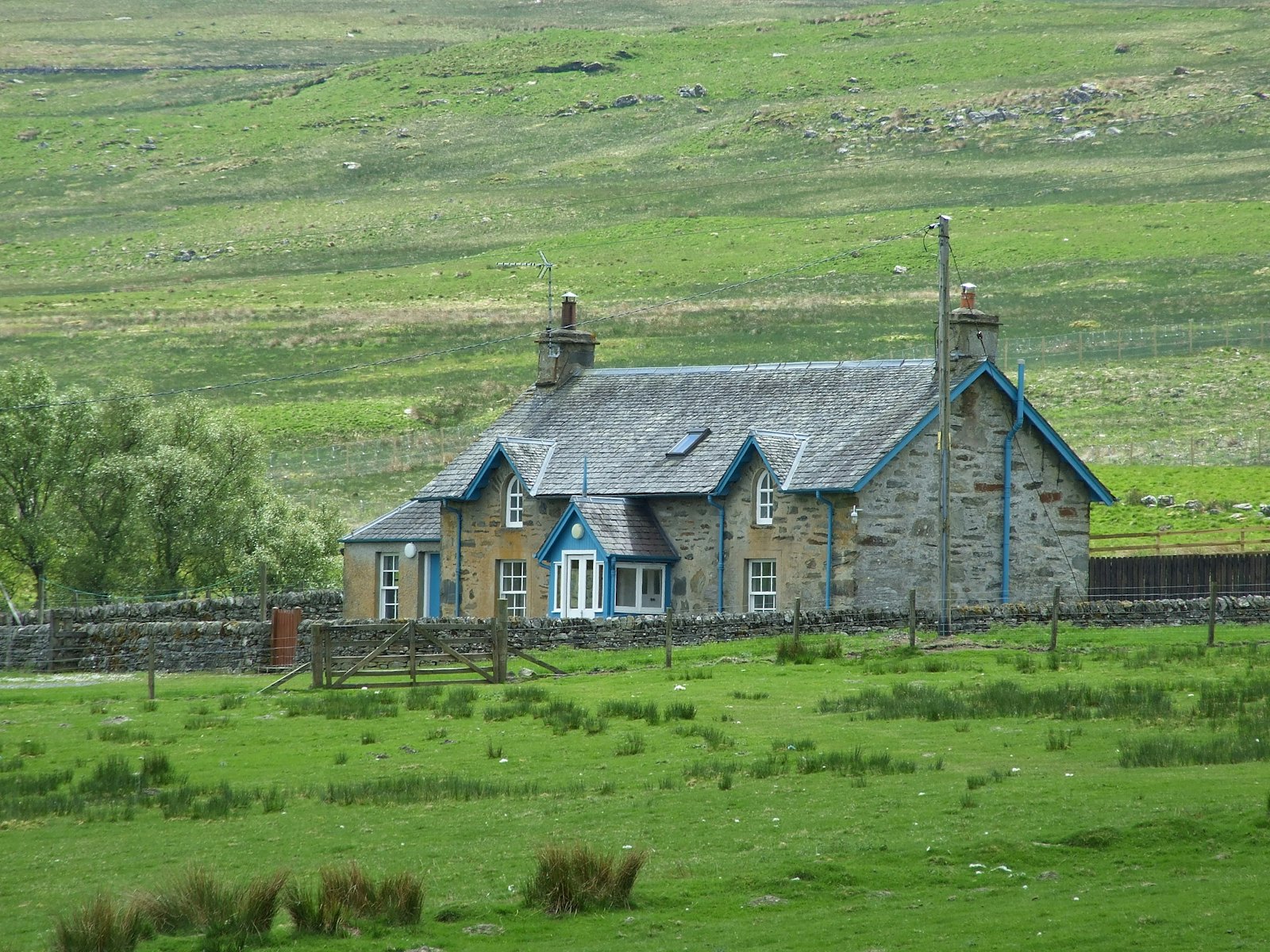 Casa de madera entre prados
